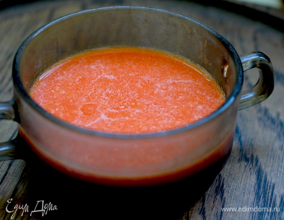 Мякоть посолить, поперчить, добавить вино, 1 ст. л. оливкового масла и смолоть погружным блендером.