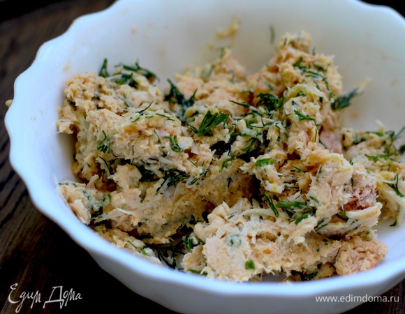 Зелень (количество и вид зелени — на ваш вкус) измельчите, сложите в стакан блендера. Добавьте тунец в масле, нарубленный чеснок, 2 ст. л. тертого пармезана, хлебную крошку, соль, перец. Измельчите массу погружным блендером.