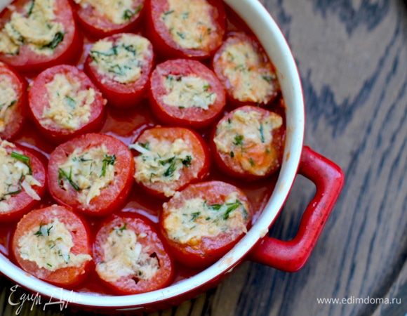 Начините помидоры этой массой. На дно формы вылейте приготовленный соус с вином, поставьте плотно черри друг к другу.