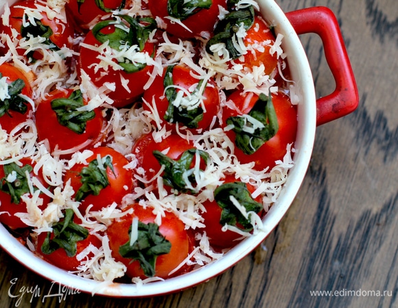 Накройте черри крышечками, посытьте пармезаном, сбрызните сверху оливковым маслом.