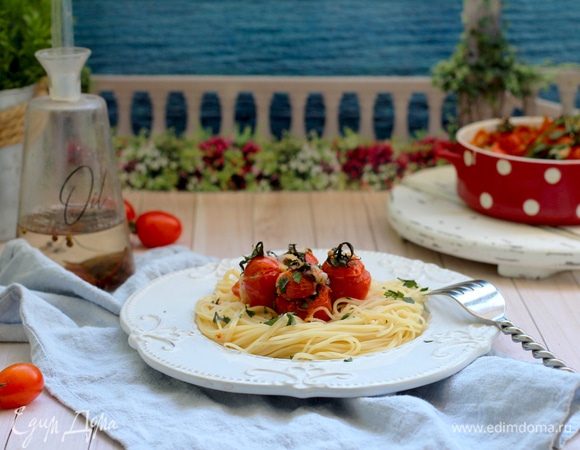 Отварите пасту по инструкции на пачке. Выложите пасту в тарелку, полейте соусом и добавьте запеченные черри.