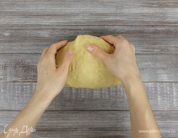 Смешиваем яйцо, молоко комнатной температуры и растопленное сливочное масло. Вливаем смесь в муку с солью. Хорошо вымешиваем тесто в течение 5–7 минут. Оно должно стать эластичным и гладким. Даем ему отдохнуть минут 20.