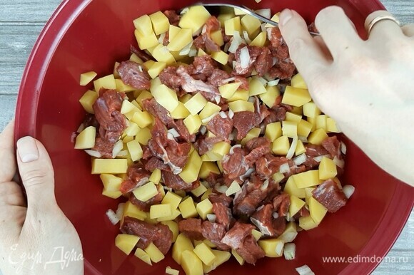 Лук, картофель и любое мясо (у меня говядина) нарезаем мелким кубиком. Смешиваем, солим и перчим по вкусу.
