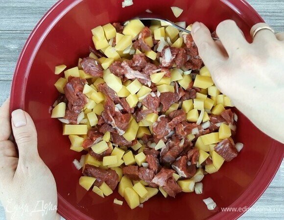 Лук, картофель и любое мясо (у меня говядина) нарезаем мелким кубиком. Смешиваем, солим и перчим по вкусу.
