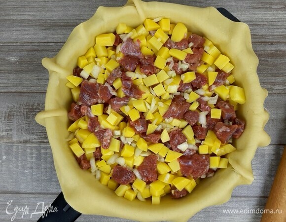 2/3 теста раскатываем в круг толщиной ~ 2 мм. Укладываем в форму диаметром 28 см. Выкладываем начинку.