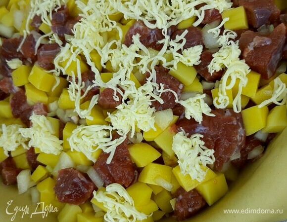 Если мясо нежирное, можно добавить сливочное масло. Я натерла его на терке.