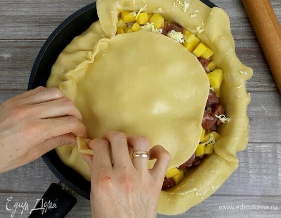 Из оставшегося теста формируем шарик для «крышки», а также раскатываем еще два круга теста толщиной ~2 мм. Соединяем один круг теста с тестом в форме.