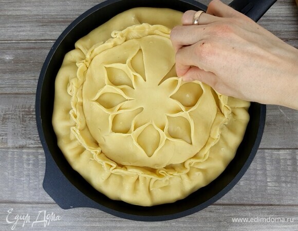 На втором круге делаем надрезы и укладываем сверху. Защипляем.