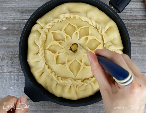 Делаем в центре небольшое отверстие и закрываем его шариком из теста.