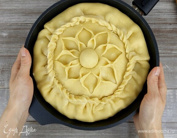 Пирог выпекаем в хорошо прогретой духовке при температуре 180°C 1 час 20 минут.