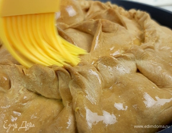 Горячий пирог смазываем растопленным сливочным маслом.