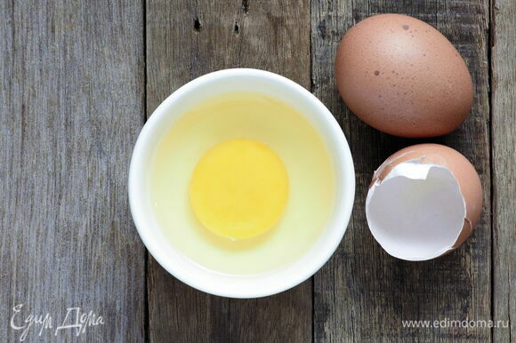 В молоко добавьте яйца. Каждое разбивайте в чашку или небольшую пиалу и лишь затем отправляйте в блинное тесто, так вы исключите возможность попадания испорченных яиц. Тщательно перемешайте полученную жидкость. Добавьте в нее муку. Делайте это постепенно — по одной столовой ложке за раз. Так вы быстрее добьетесь однородности.