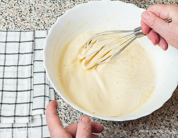 Влейте уксус и перемешайте тесто — вы сразу заметите, как его поверхность покроется пузырьками. То что надо для приготовления тонких классических блинов с дырочками! Как видите, рецепт весьма прост. 