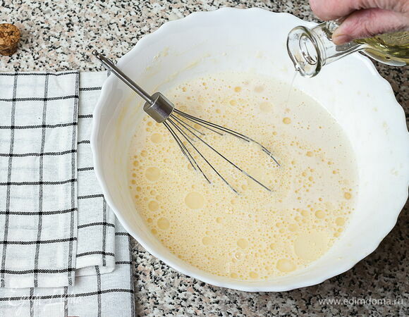 Влейте растительное масло, перемешайте. Накройте тесто чистым полотенцем и дайте постоять 10–12 минут. За это время в тесте набухнет клейковина (глютен), которая содержится в муке. Это поможет блинчикам не рваться, их также будет легко перевернуть. Многие хозяйки утверждают, что меняется и вкус: становится насыщеннее и слаще.