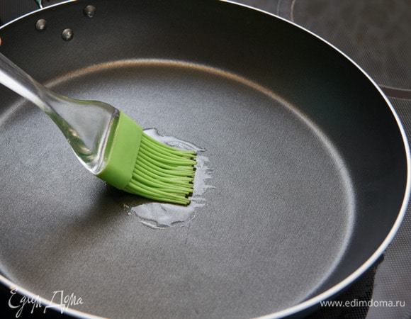 Перед жаркой первого блина с помощью кулинарной кисти или бумажной салфетки смажьте сковороду небольшим количеством растительного масла. Нагрейте сковороду. 