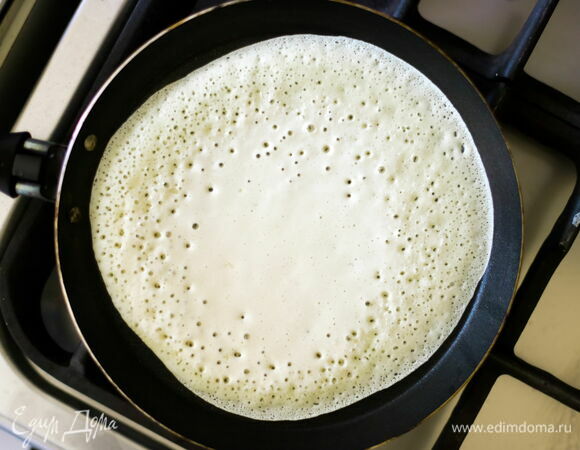 Зачерпните половником тесто, влейте на сковороду и быстро распределите по всей поверхности. Уже через 30 секунд тесто схватится, а края начнут слегка темнеть, переверните блин на другую сторону. Нагрев сковороды должен быть достаточно сильным.