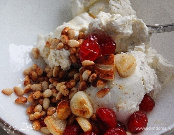 В миску выкладываем творожный сыр и добавляем содержимое сковороды вместе с обжаренным чесноком. Перемешиваем.