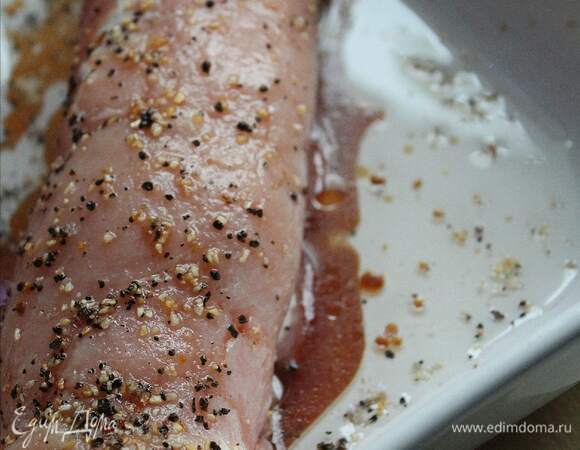 На мясо выкладываем начинку и сворачиваем рулет. Противень смазываем растительным маслом, выкладываем рулет и смазываем его соевым соусом, затем посыпаем свежемолотым перцем.