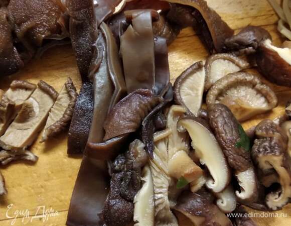 Замочить грибы шиитаке и муэр в холодной воде на 40 минут. Нарезать. Отварить минут 20. Воду не выливать.