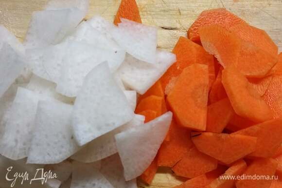 Тонкими пластинками нарезать морковь и дайкон.
