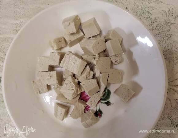 Тофу нарезать кубиками.
