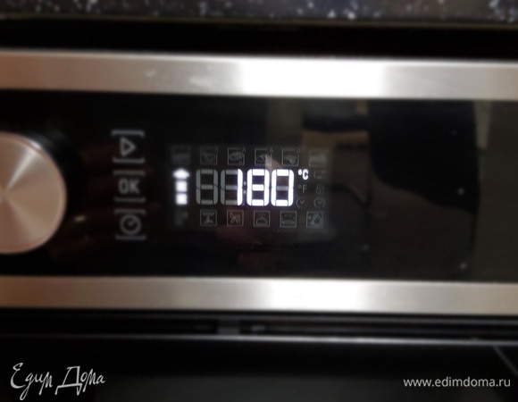Формочки ставим в заранее разогретую до 180°C духовку и выпекаем в течение 30 мин. Так как время приготовления может варьироваться в зависимости от духового шкафа, проверьте на готовность зубочисткой.