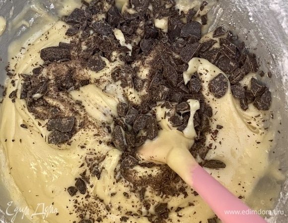 Все ингредиенты комнатной температуры. Сливочное масло взбить с сахаром до пышности, не переставая взбивать, по одному добавить желтки и яйцо. Муку просеять, добавить разрыхлитель, соль, перемешать венчиком и частями добавить в яичную смесь. Когда вся мука будет добавлена, вливаем теплое молоко и вымешиваем до однородной массы. Я взбивала в кухонной машине, но можно миксером. Добавить шоколадные капли или рубленый шоколад и хорошо перемешать.