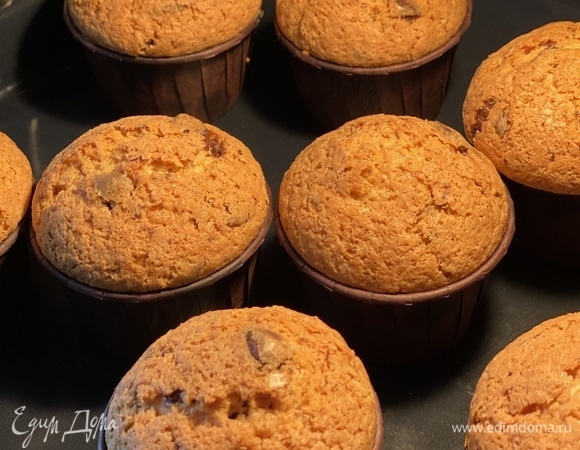 Выпекать ~40–45 минут. Проверить готовность деревянной шпажкой. По желанию сверху посыпать сахарной пудрой перед подачей.