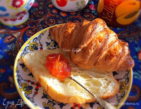 Готовый горячий джем перекладываем в чистую банку, закрываем и даем остыть.