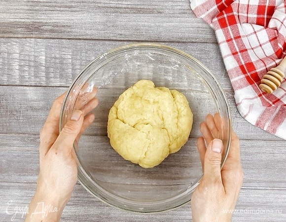 Молоко комнатной температуры смешиваем с растительным маслом и медом. В муку добавляем разрыхлитель и соль. Вливаем молочную смесь. Хорошо вымешиваем тесто пару минут. Оно получается очень мягким, эластичным и нежным. Даем ему отдохнуть минут 20.