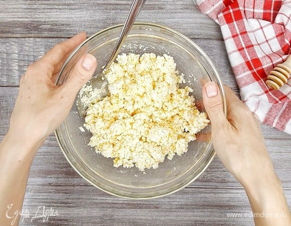 Для начинки смешиваем творог, крахмал, сахар и желток. Если творог крупный, его можно измельчить блендером или протереть через сито.