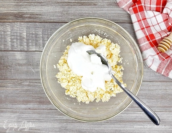Взбиваем белок до плотной пены. Аккуратно вмешиваем его в творожную часть.