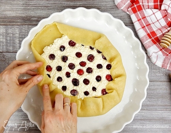 Формируем галету, защипывая свободные края теста внахлест. Выпекаем в хорошо разогретой духовке при температуре 180°C 30 минут. У меня режим «верх-низ». Готовой галете даем остыть и посыпаем сахарной пудрой. Приятного аппетита!