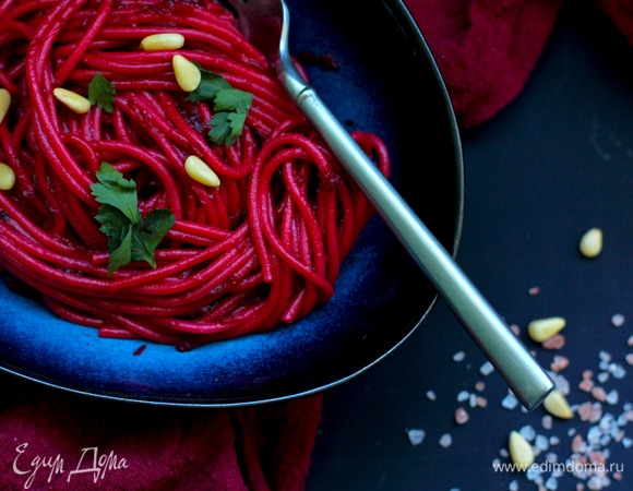 Влить в овощи 0,5 стакана воды, в которой варились спагетти, добавить лимонный сок и бальзамик, закрыть крышкой и тушить минут 7. Добавить базилик, перец, соль по вкусу. Выложить к овощам пасту, очень тщательно размешать и оставить на несколько минут в сковороде под крышкой при выключенном огне.