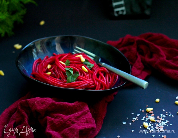 Подавать, посыпав кедровыми орешками и рубленым базиликом.