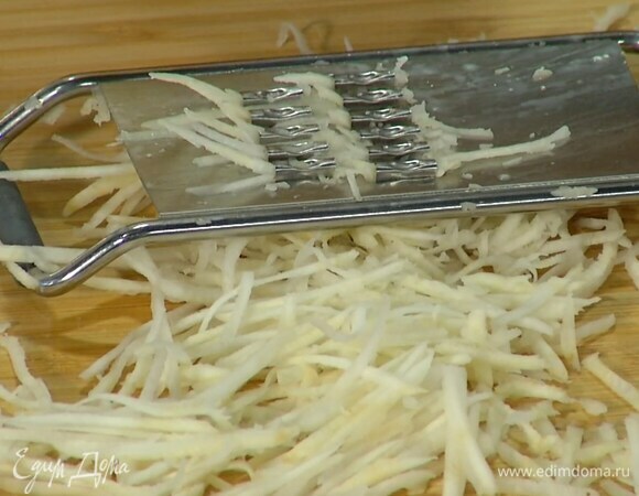 Корень сельдерея почистить и натереть на терке соломкой.