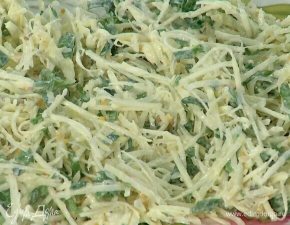 В глубокую миску выложить половину заправки, натертый сельдерей, измельченную зелень, все перемешать, выложить оставшуюся заправку, посолить, поперчить и еще раз перемешать.