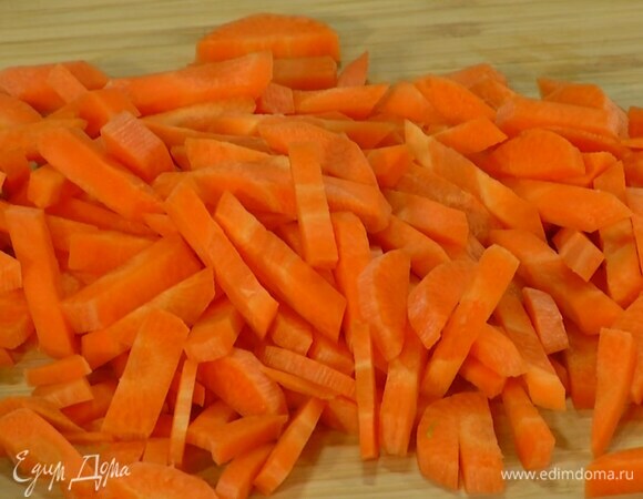 Морковь почистить и нарезать небольшими брусочками.