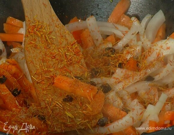 Разогреть в сковороде вок растительное масло и немного обжарить лук и морковь, затем добавить барбарис, шафран, зиру и кориандр, все перемешать.