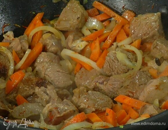 Баранину нарезать кусками, добавить в сковороду с овощами, все перемешать и обжаривать на сильном огне под крышкой минут 10, затем посолить.