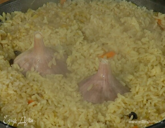 Накрыть крышкой и томить плов на небольшом огне до готовности.