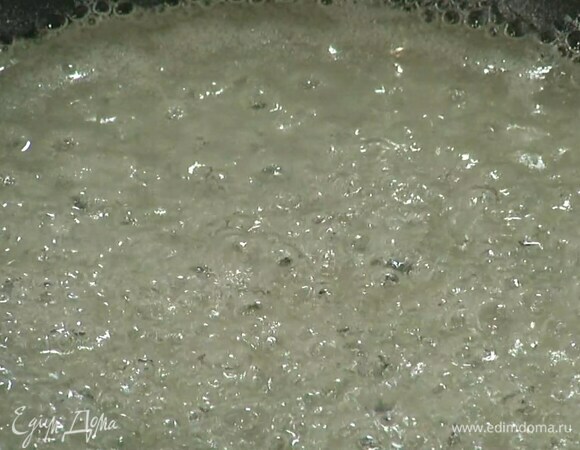 Разогреть в сковороде 4 ст. ложки воды, всыпать сахар и, помешивая деревянной или силиконовой лопаткой, сварить золотистую карамель.