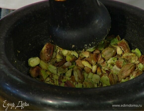 Фисташки слегка растолочь в ступке и добавить в горячую карамель.