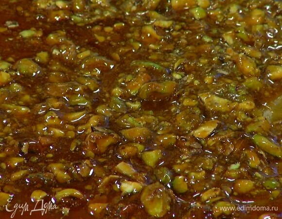 Противень выстелить бумагой для выпечки и вылить карамель с орехами.