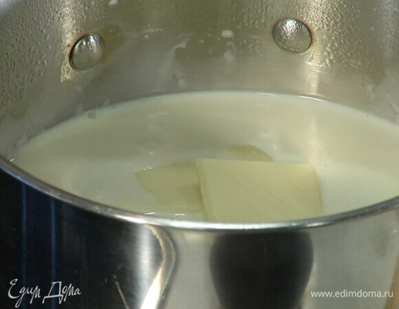 Сливки влить в кастрюлю и довести до кипения, затем снять с огня, добавить поломанный небольшими кусочками шоколад и перемешивать до получения однородной массы.