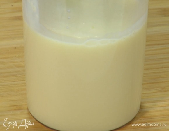 Перелить сливочно-шоколадную массу в стакан для взбивания и отправить в холодильник на 30–40 минут.