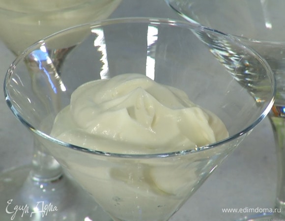 Остывший шоколад со сливками взбивать блендером с насадкой-венчиком 3 минуты, затем разложить в креманки и охладить.