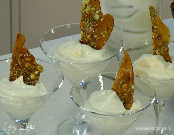 Застывшую карамель с орехами поломать на кусочки, украсить охлажденный мусс и сразу подавать.