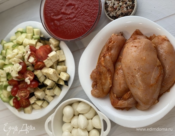 Куриное филе замаринуйте в оливковом масле с солью, перцем, сушеным чесноком и копченой паприкой. Все овощи нарежьте кубиками, черри — пополам, а чеснок — тонкими пластинам.