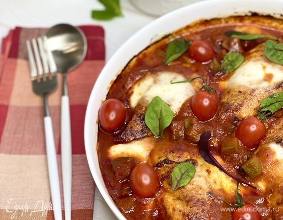 Сочные, нежные куриные грудки в овощном соусе готовы!